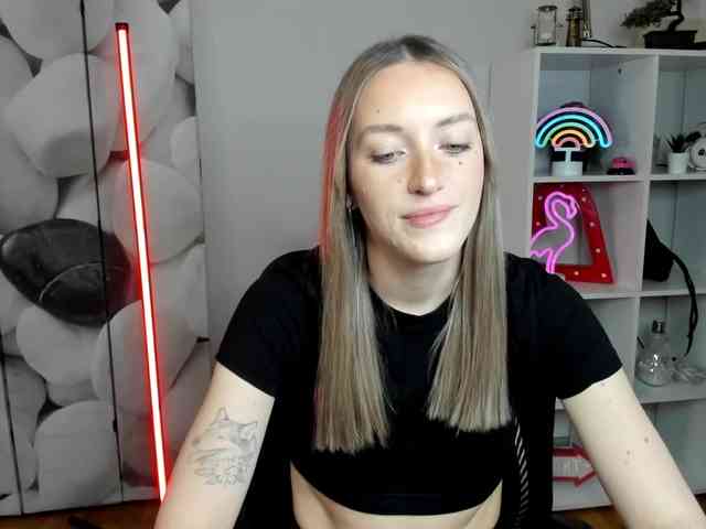 EvelynBlond26 webcam