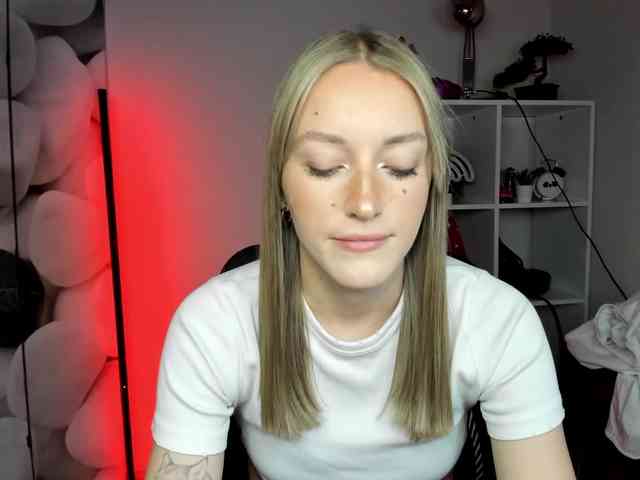 EvelynBlond26 webcam