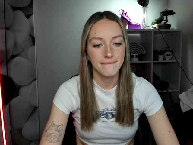 EvelynBlond26 webcam