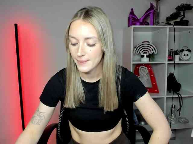 EvelynBlond26 webcam