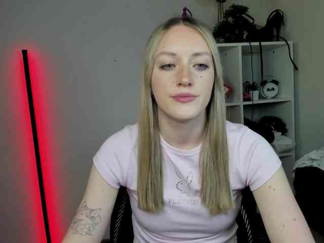 EvelynBlond26 webcam