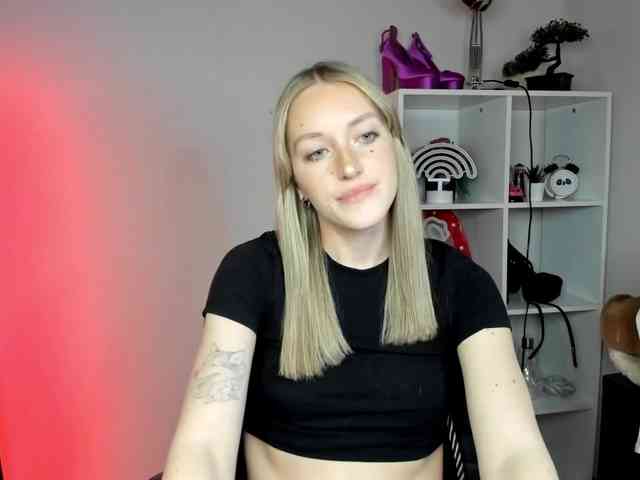 EvelynBlond26 webcam