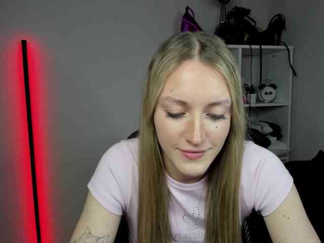 EvelynBlond26 webcam