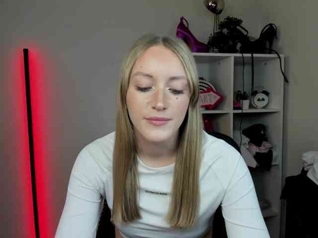 EvelynBlond26 webcam