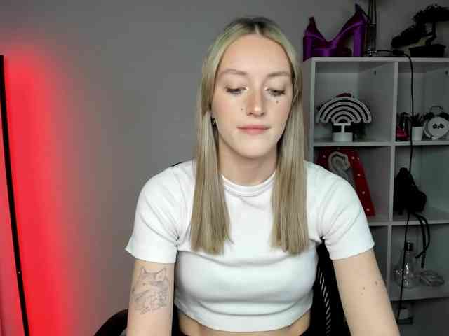 EvelynBlond26 webcam