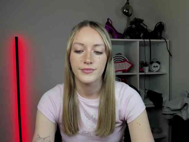 EvelynBlond26 webcam