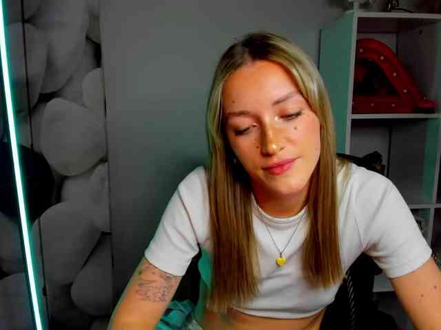 EvelynBlond26 webcam