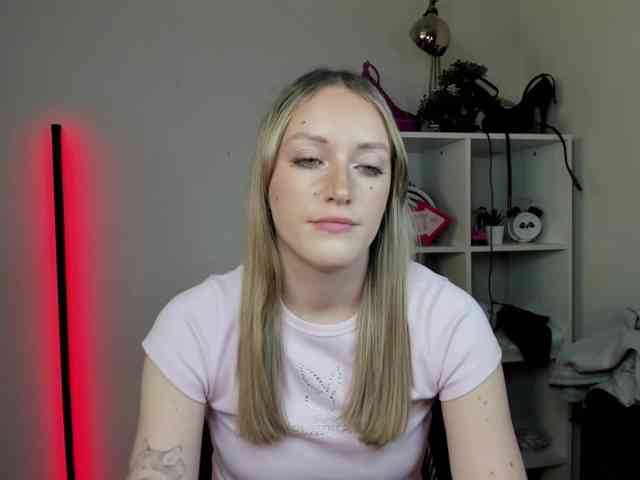 EvelynBlond26 webcam