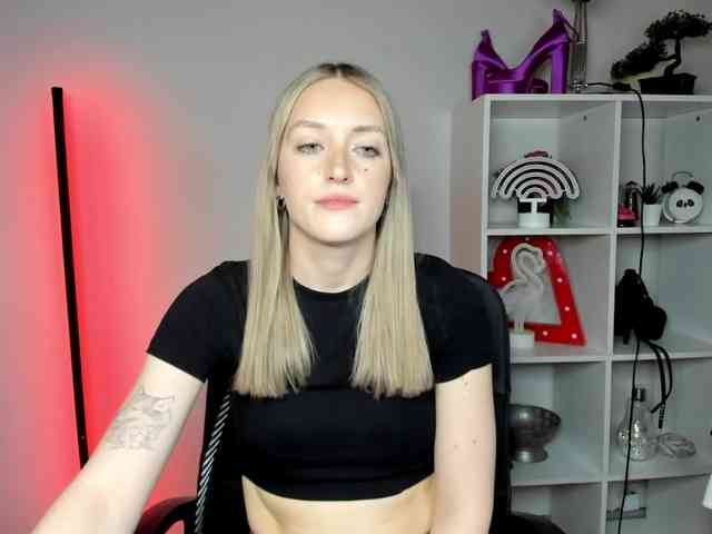 EvelynBlond26 webcam