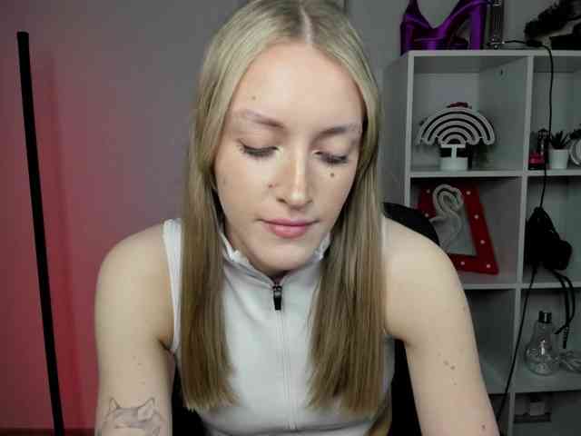 EvelynBlond26 webcam