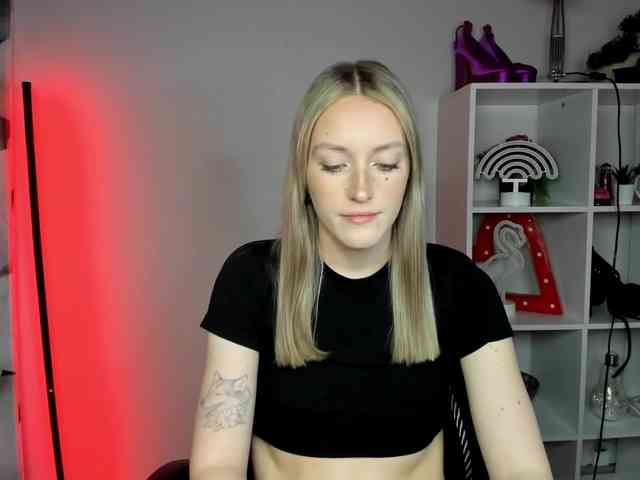 EvelynBlond26 webcam
