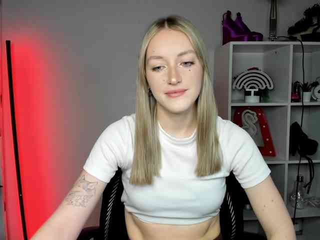 EvelynBlond26 webcam