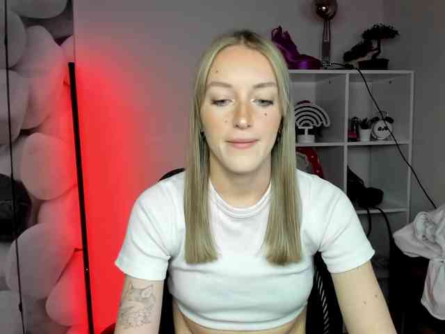 EvelynBlond26 webcam