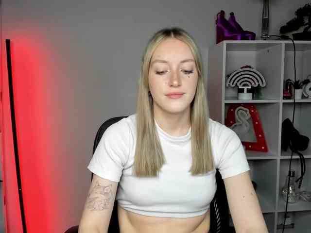 EvelynBlond26 webcam