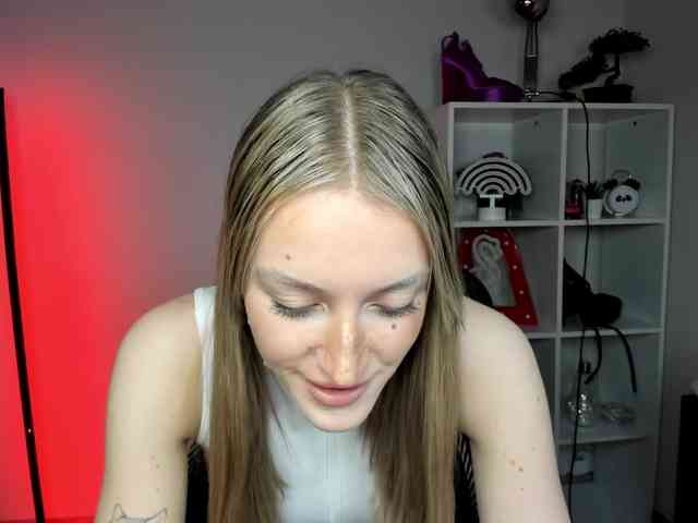 EvelynBlond26 webcam