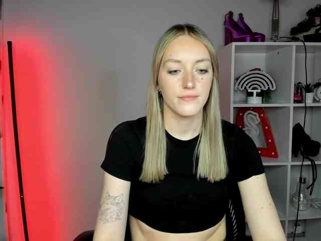 EvelynBlond26 webcam