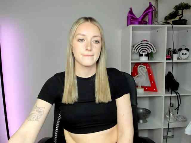 EvelynBlond26 webcam