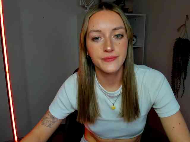 EvelynBlond26 webcam