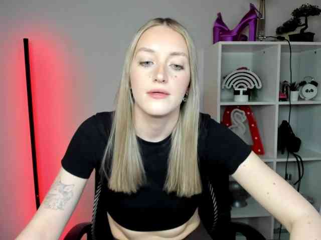 EvelynBlond Live Webcam on BongaCams