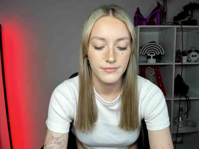 EvelynBlond26 webcam