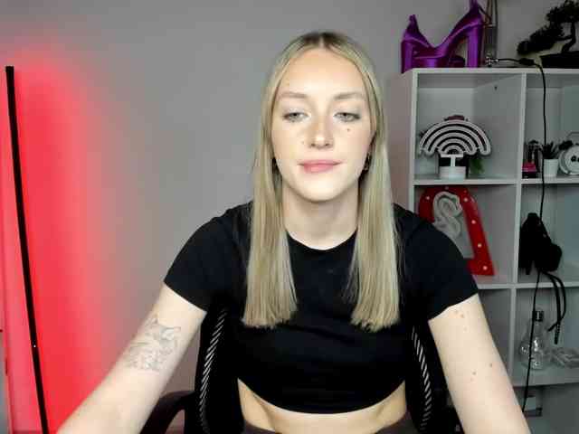 EvelynBlond26 webcam