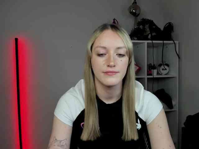 EvelynBlond26 webcam