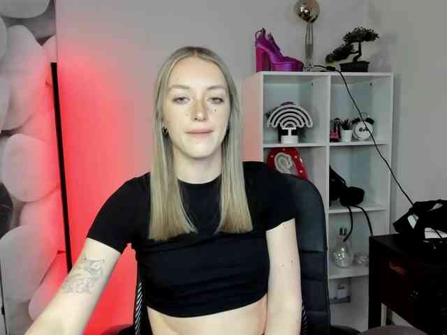 EvelynBlond26 webcam