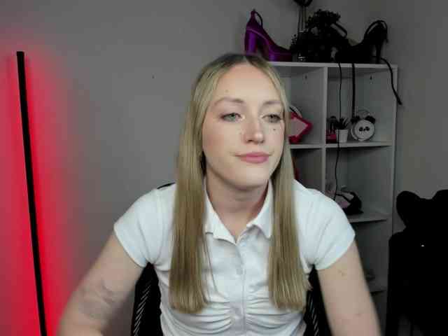 EvelynBlond26 webcam