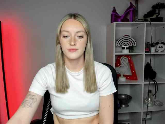 EvelynBlond26 webcam