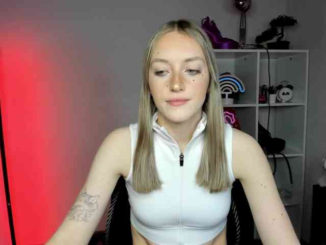 EvelynBlond26 webcam