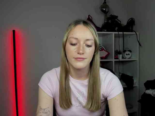 EvelynBlond26 webcam