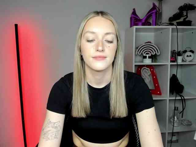 EvelynBlond26 webcam