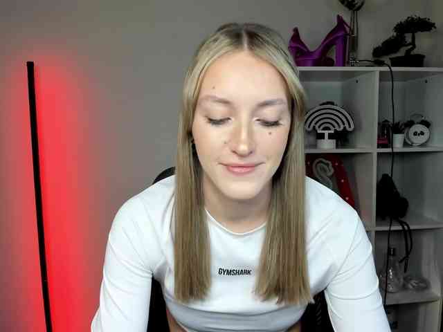 EvelynBlond26 webcam