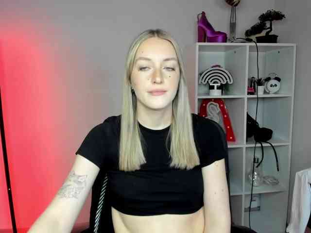 EvelynBlond26 webcam