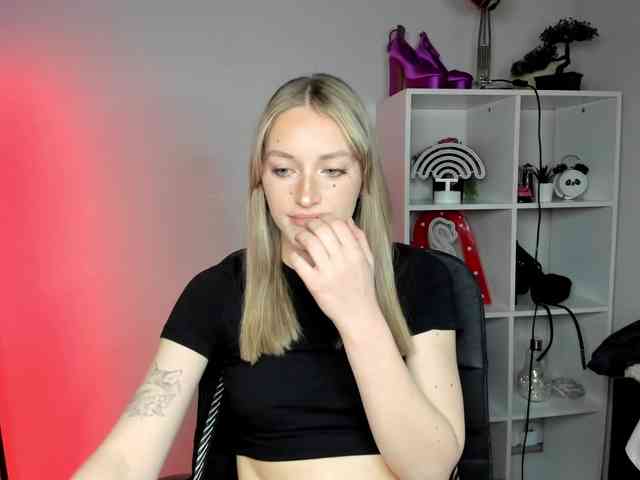 EvelynBlond26 webcam