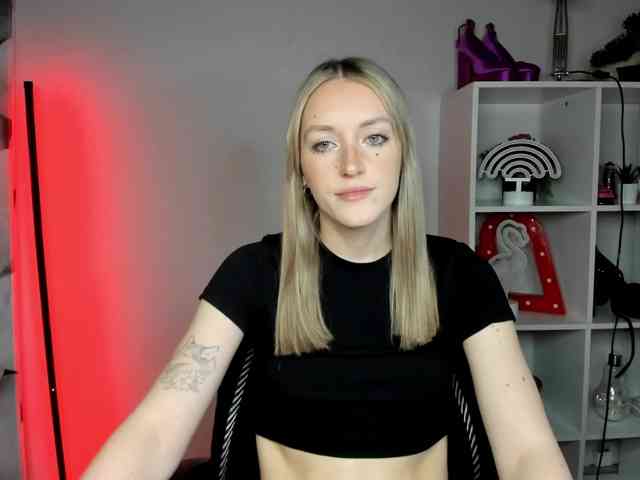 EvelynBlond26 webcam