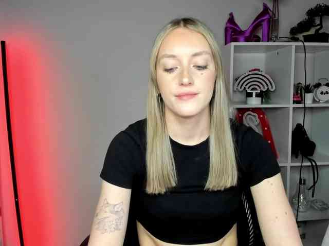 EvelynBlond26 webcam