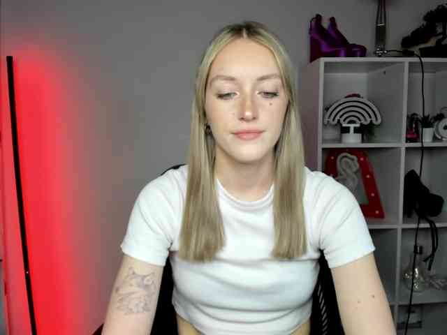 EvelynBlond26 webcam