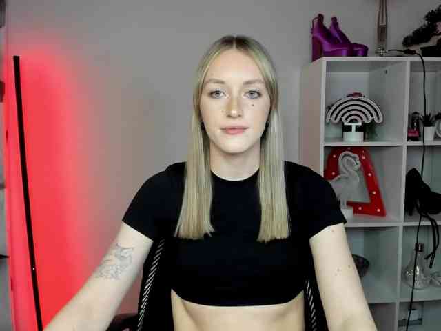 EvelynBlond26 webcam