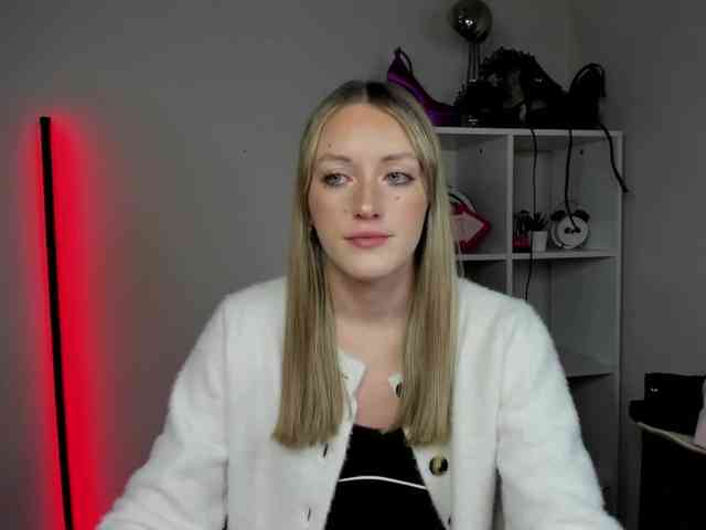 EvelynBlond26 webcam