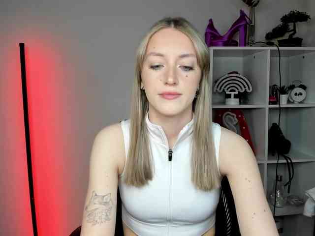 EvelynBlond26 webcam