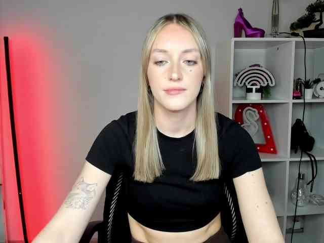 EvelynBlond26 webcam