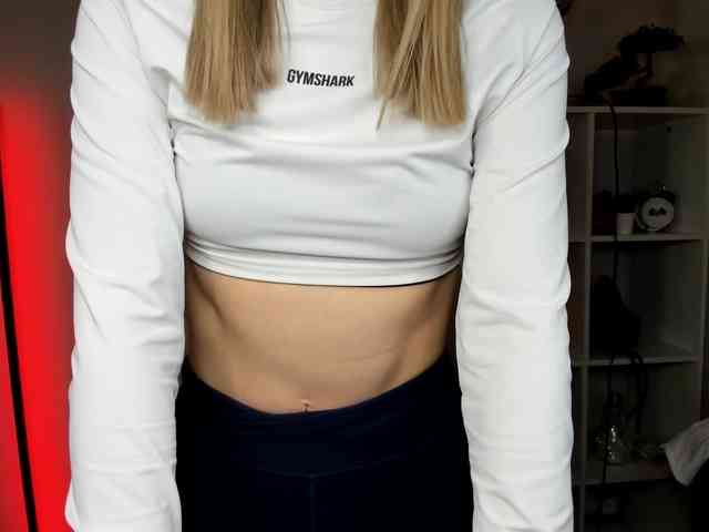 EvelynBlond26 webcam