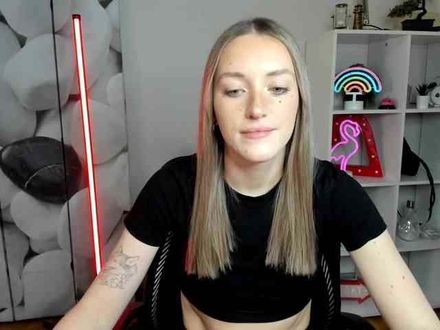 EvelynBlond26 webcam