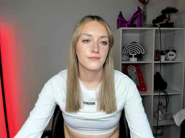 EvelynBlond26 webcam