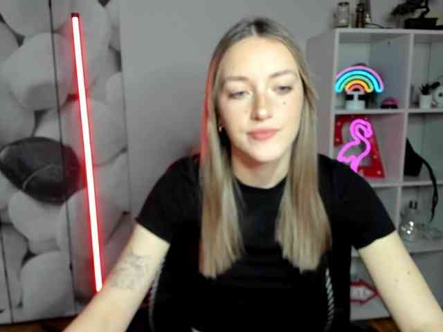 EvelynBlond26 webcam