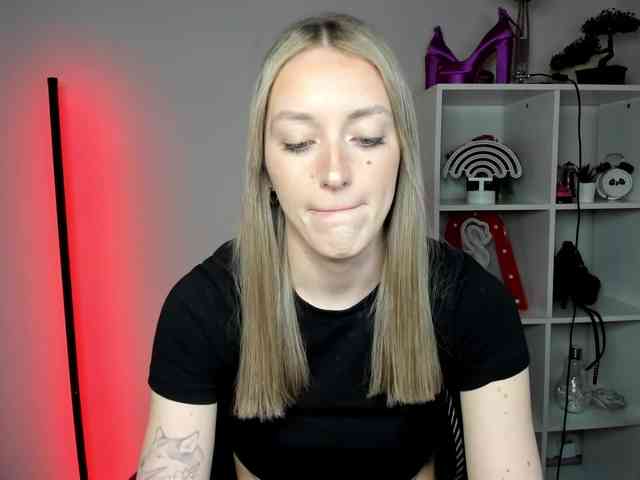 EvelynBlond26 webcam