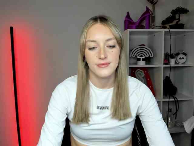 EvelynBlond26 webcam