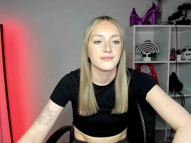 EvelynBlond26 webcam
