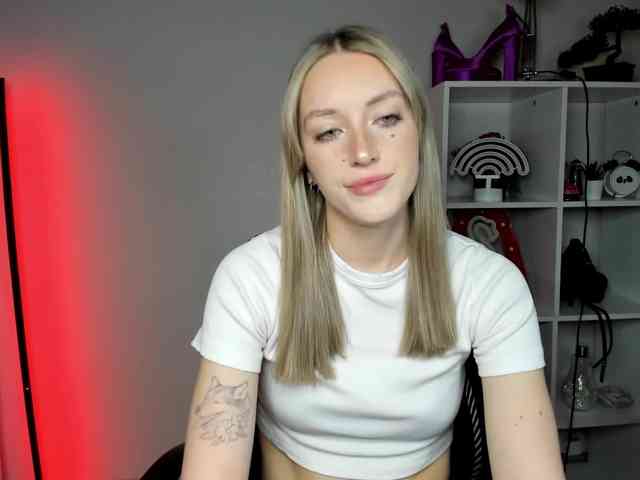 EvelynBlond26 webcam